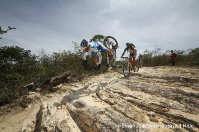 crash on the course. we have a rider down in Brasil