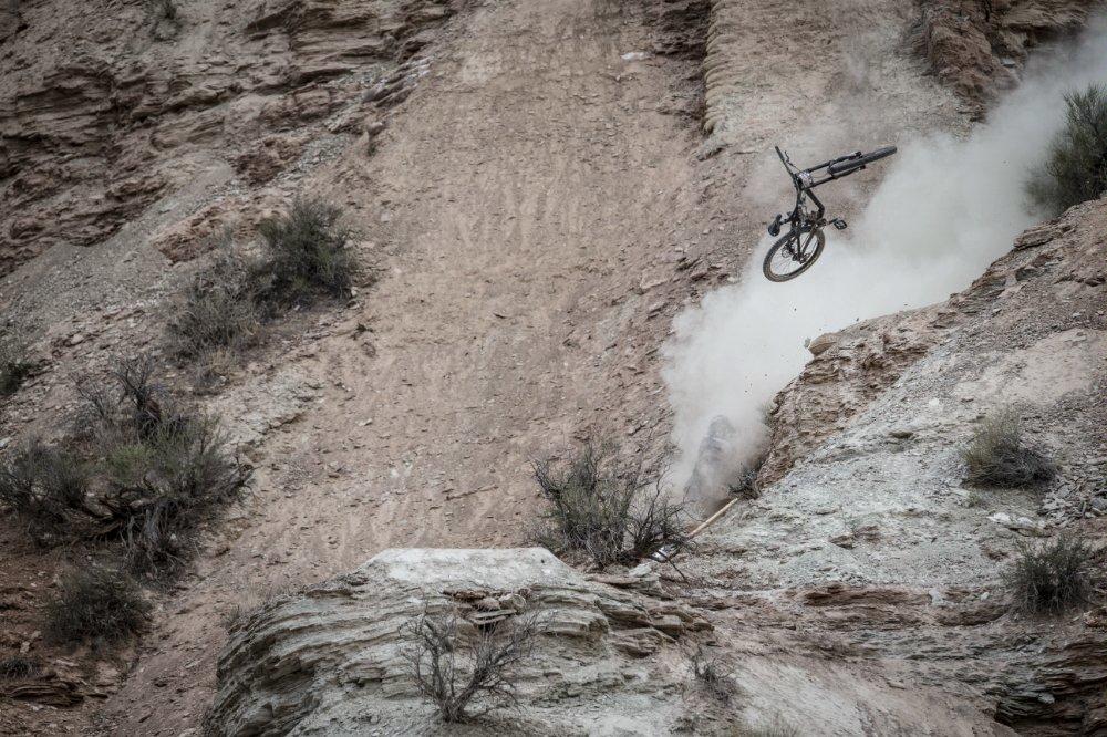 agassiz crashes at Redbull