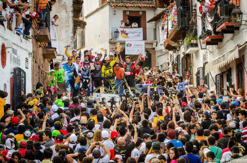 Taxco Crowd showing their approval for the urban downhill visitos